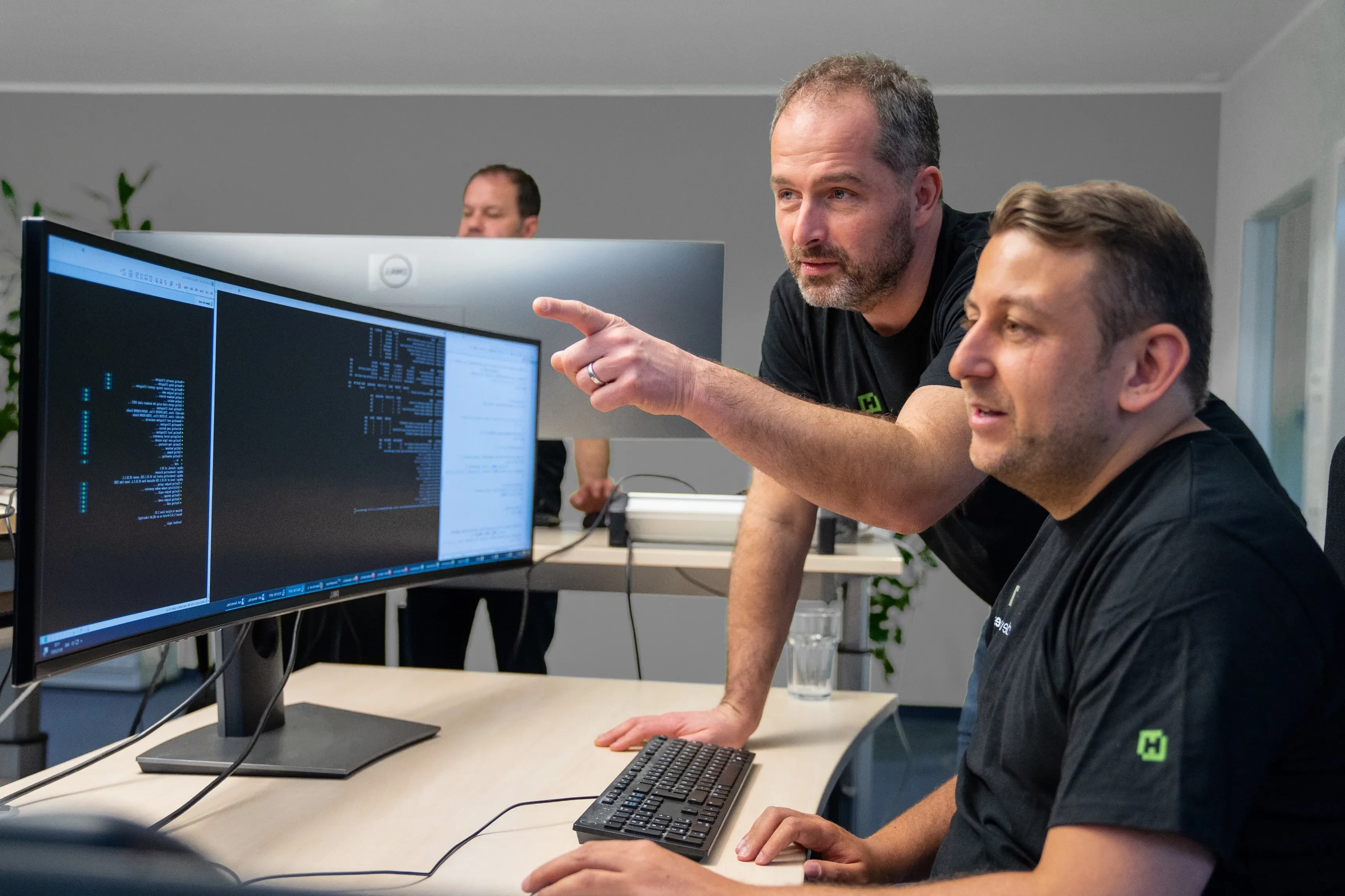 Ein Entwickler von devheroes, der seinen Kollegen in einem Projekt unterstützt.