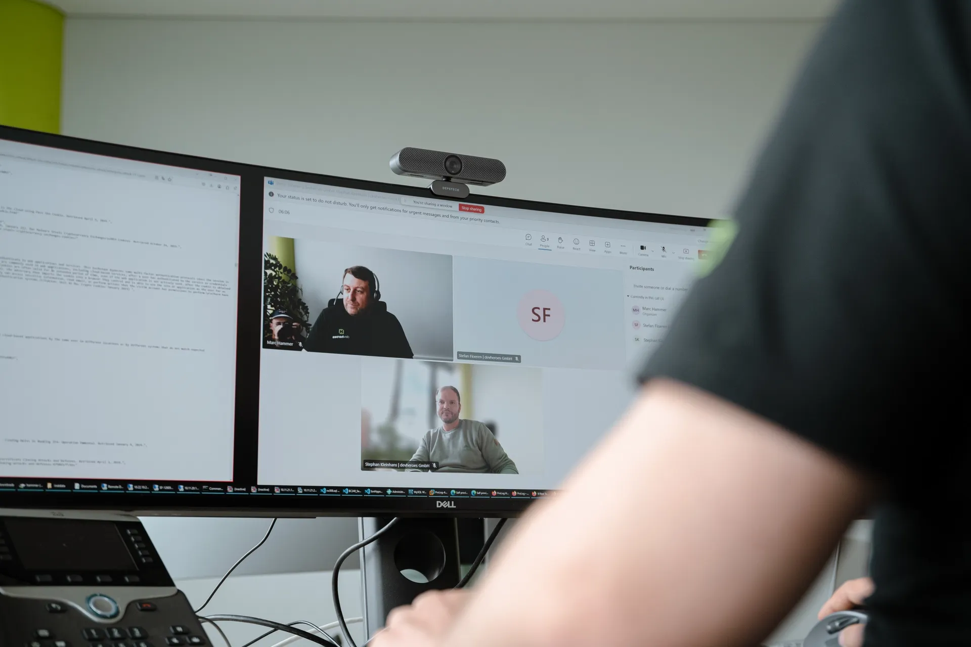 Eine Collage aus Bildern von gelücklichen devheroes Entwicklern bei der Arbeit.