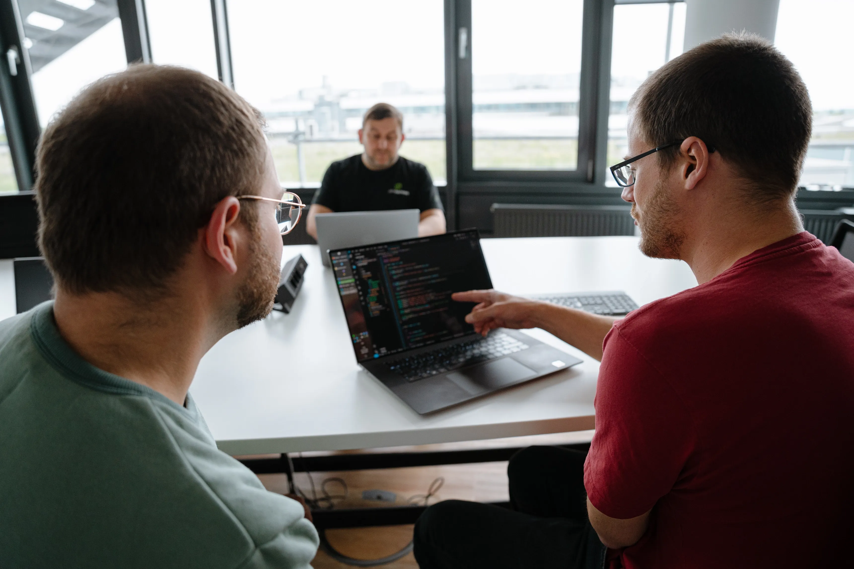 Ein Entwickler von devheroes, der seinen Kollegen in einem Projekt unterstützt.