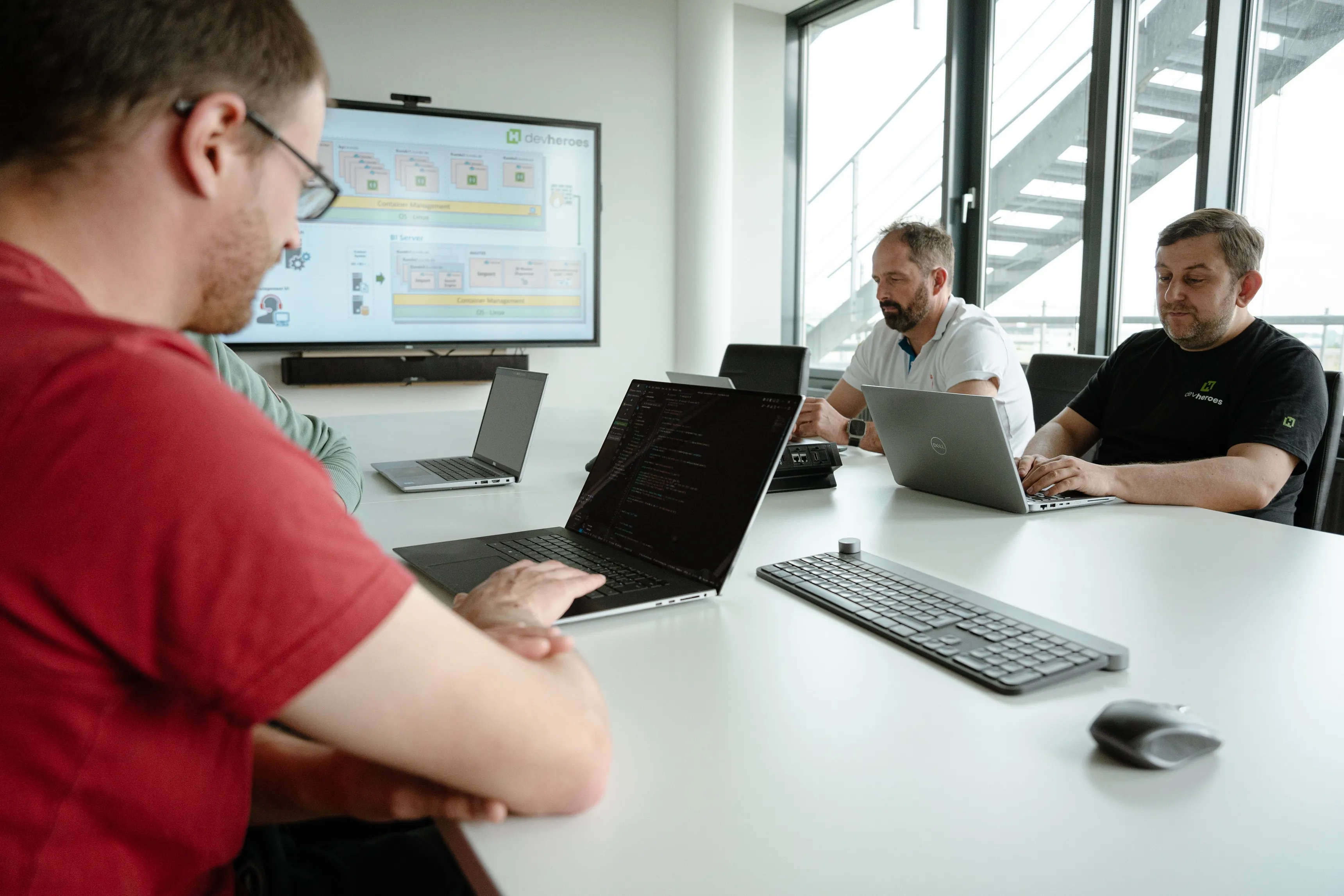 Ein Entwickler von devheroes, der seinen Kollegen in einem Projekt unterstützt.