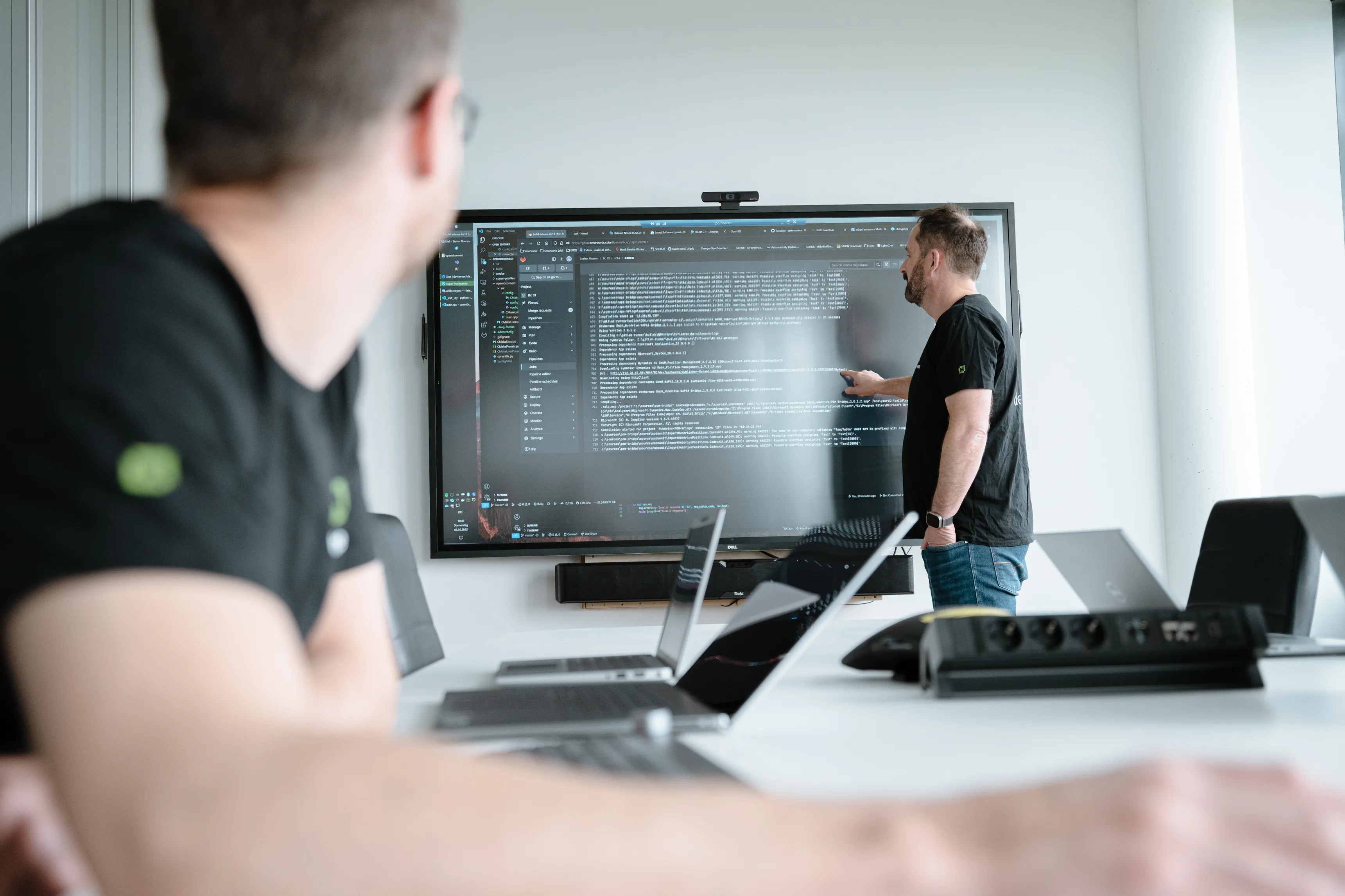 Ein Entwickler von devheroes, der seinen Kollegen in einem Projekt unterstützt.